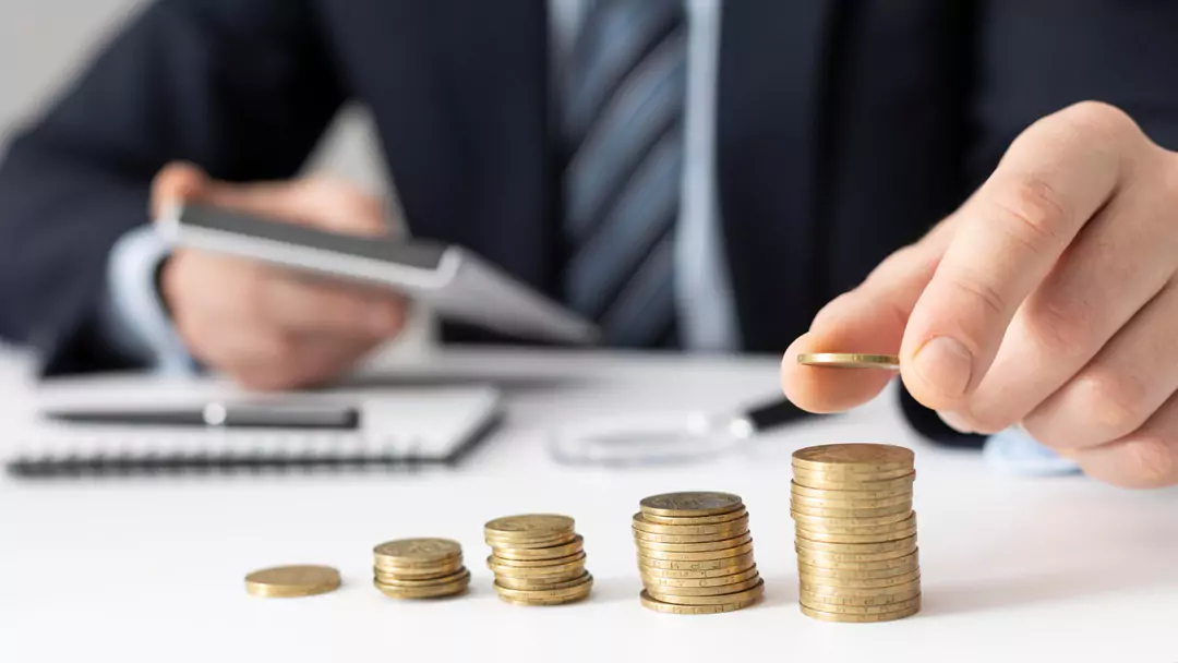 Business owners outline budget strategies for a golf cart rental startup.